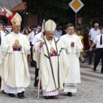 17.07.2021. Daleszyce. Uroczystość koronacji obrazu Matki Bożej Daleszyckiej. Na zdjęciu (od lewej): Jan Piotrowski - biskup kielecki i kardynał Stanisław Dziwisz / Jarosław Kubalski / Radio Kielce