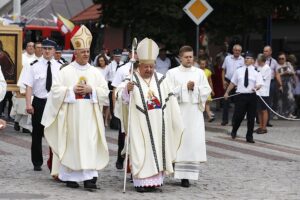 17.07.2021. Daleszyce. Uroczystość koronacji obrazu Matki Bożej Daleszyckiej. Na zdjęciu (od lewej): Jan Piotrowski - biskup kielecki i kardynał Stanisław Dziwisz / Jarosław Kubalski / Radio Kielce