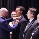 02.07.2021. Kielce. Gala jubileuszowa 25-lecia Kieleckiego Teatru Tańca. Na zdjęciu: Rafał Nowak, wicewojewoda świętokrzyski wręcza wyróżnienia osobom zasłużonym dla KTT / Jarosław Kubalski / Radio Kielce