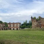 01.07.2021. Włostów. Ruiny budynku zboru ariańskiego / Emilia Sitarska / Radio Kielce