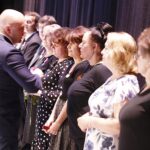 02.07.2021. Kielce. Gala jubileuszowa 25-lecia Kieleckiego Teatru Tańca. Na zdjęciu: Rafał Nowak, wicewojewoda świętokrzyski wręcza wyróżnienia osobom zasłużonym dla KTT / Jarosław Kubalski / Radio Kielce