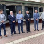 22.07.2021. Starachowice. Generator tlenu dla szpitala. Na zdjęciu (od lewej): Artur Ofman - kierownik ds. technicznych , Robert Sowula - członek zarządu powiatu, starosta Piotr Babicki, wojewoda Zbigniew Koniusz, Grzegorz Kaleta - dyrektor szpitala, Dariusz Kopania - zastępca dyrektora szpitala / Anna Głąb / Radio Kielce