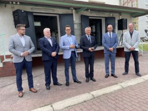 22.07.2021. Starachowice. Generator tlenu dla szpitala. Na zdjęciu (od lewej): Artur Ofman - kierownik ds. technicznych , Robert Sowula - członek zarządu powiatu, starosta Piotr Babicki, wojewoda Zbigniew Koniusz, Grzegorz Kaleta - dyrektor szpitala, Dariusz Kopania - zastępca dyrektora szpitala / Anna Głąb / Radio Kielce