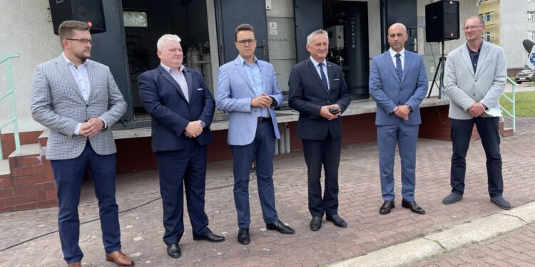 22.07.2021. Starachowice. Generator tlenu dla szpitala. Na zdjęciu (od lewej):  Artur Ofman - kierownik ds. technicznych , Robert Sowula - członek zarządu powiatu, starosta Piotr Babicki, wojewoda Zbigniew Koniusz, Grzegorz Kaleta - dyrektor szpitala, Dariusz Kopania - zastępca dyrektora szpitala / Anna Głąb / Radio Kielce