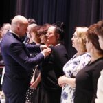 02.07.2021. Kielce. Gala jubileuszowa 25-lecia Kieleckiego Teatru Tańca. Na zdjęciu: Rafał Nowak, wicewojewoda świętokrzyski wręcza wyróżnienia osobom zasłużonym dla KTT / Jarosław Kubalski / Radio Kielce