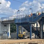 21.07.2021. Skarżysko-Kamienna. Demontaż kładki nad torami kolejowymi / Anna Głąb / Radio Kielce