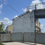 21.07.2021. Skarżysko-Kamienna. Demontaż kładki nad torami kolejowymi / Anna Głąb / Radio Kielce