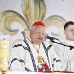 17.07.2021. Daleszyce. Uroczystość koronacji obrazu Matki Bożej Daleszyckiej. Na zdjęciu: kardynał Stanisław Dziwisz / Jarosław Kubalski / Radio Kielce