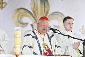 17.07.2021. Daleszyce. Uroczystość koronacji obrazu Matki Bożej Daleszyckiej. Na zdjęciu: kardynał Stanisław Dziwisz / Jarosław Kubalski / Radio Kielce