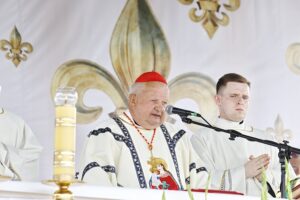 17.07.2021. Daleszyce. Uroczystość koronacji obrazu Matki Bożej Daleszyckiej. Na zdjęciu: kardynał Stanisław Dziwisz / Jarosław Kubalski / Radio Kielce