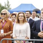17.07.2021. Daleszyce. Uroczystość koronacji obrazu Matki Bożej Daleszyckiej. Na zdjęciu (od lewej): Renata Janik - wicemarszałek województwa, poseł Agata Wojtyszek i senator Krzysztof Słoń / Jarosław Kubalski / Radio Kielce