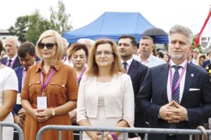 17.07.2021. Daleszyce. Uroczystość koronacji obrazu Matki Bożej Daleszyckiej. Na zdjęciu (od lewej): Renata Janik - wicemarszałek województwa, poseł Agata Wojtyszek i senator Krzysztof Słoń / Jarosław Kubalski / Radio Kielce