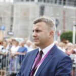 17.07.2021. Daleszyce. Uroczystość koronacji obrazu Matki Bożej Daleszyckiej. Na zdjęciu: Dariusz Meresiński-  burmistrz Daleszyc / Jarosław Kubalski / Radio Kielce
