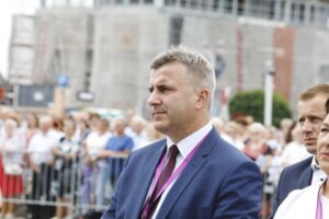 17.07.2021. Daleszyce. Uroczystość koronacji obrazu Matki Bożej Daleszyckiej. Na zdjęciu: Dariusz Meresiński- burmistrz Daleszyc / Jarosław Kubalski / Radio Kielce