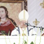 17.07.2021. Daleszyce. Uroczystość koronacji obrazu Matki Bożej Daleszyckiej. Na zdjęciu: kardynał Stanisław Dziwisz / Jarosław Kubalski / Radio Kielce