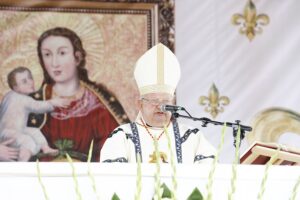 17.07.2021. Daleszyce. Uroczystość koronacji obrazu Matki Bożej Daleszyckiej. Na zdjęciu: kardynał Stanisław Dziwisz / Jarosław Kubalski / Radio Kielce