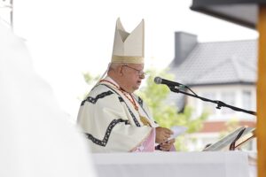 17.07.2021. Daleszyce. Uroczystość koronacji obrazu Matki Bożej Daleszyckiej. Na zdjęciu: kardynał Stanisław Dziwisz / Jarosław Kubalski / Radio Kielce