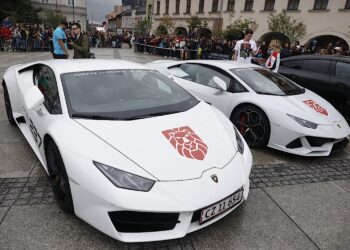 03.07.2021. Kielce. 17. Gran Turismo Polonia. Superauta na kieleckim rynku / Jarosław Kubalski / Radio Kielce