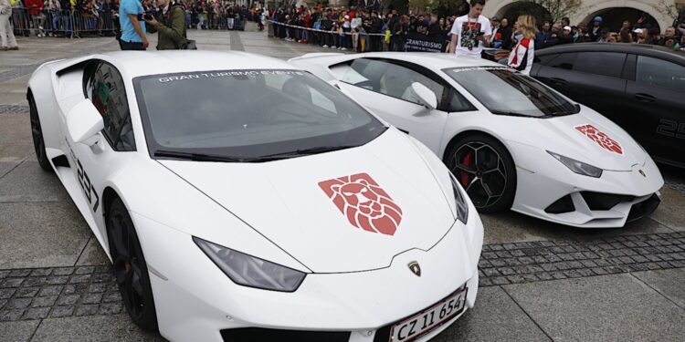 03.07.2021. Kielce. 17. Gran Turismo Polonia. Superauta na kieleckim rynku / Jarosław Kubalski / Radio Kielce