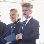 04.07.2021. Lipowica. Otwarcie zalewu w Lipowicy. Na zdjęciu (od lewej): Jacek Włosowicz - senator PiS, Robert Jaworski - burmistrz Chęcin i Krzysztof Słoń - senator PiS / Jarosław Kubalski / Radio Kielce