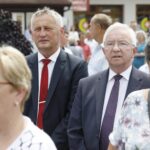 17.07.2021. Daleszyce. Uroczystość koronacji obrazu Matki Bożej Daleszyckiej. Na zdjęciu (od lewej): Zbigniew Koniusz - wojewoda świętokrzyski i poseł Krzysztof Lipiec / Jarosław Kubalski / Radio Kielce