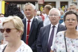 17.07.2021. Daleszyce. Uroczystość koronacji obrazu Matki Bożej Daleszyckiej. Na zdjęciu (od lewej): Zbigniew Koniusz - wojewoda świętokrzyski i poseł Krzysztof Lipiec / Jarosław Kubalski / Radio Kielce