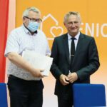 14.07.2021. Kielce. Przekazanie dofinansowania z Rządowego Programu Wieloletniego "Senior+". Na zdjęciu (od lewej): Jarosław Nowak - skarbnik gminy Ćmielów, Zbigniew Koniusz - wojewoda świętokrzyski / Wiktor Taszłow / Radio Kielce