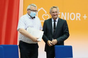 14.07.2021. Kielce. Przekazanie dofinansowania z Rządowego Programu Wieloletniego "Senior+". Na zdjęciu (od lewej): Jarosław Nowak - skarbnik gminy Ćmielów, Zbigniew Koniusz - wojewoda świętokrzyski / Wiktor Taszłow / Radio Kielce