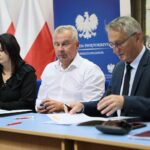 14.07.2021. Kielce. Przekazanie dofinansowania z Rządowego Programu Wieloletniego "Senior+". Na zdjęciu (od lewej): Beata Ozan - skarbnik gminy Bliżyn, Mariusz Walachnia - wójt gminy Bliżyn, Zbigniew Koniusz - wojewoda świętokrzyski / Wiktor Taszłow / Radio Kielce