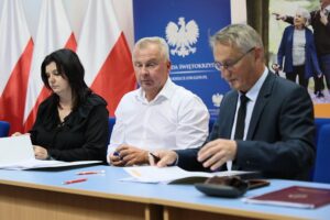 14.07.2021. Kielce. Przekazanie dofinansowania z Rządowego Programu Wieloletniego "Senior+". Na zdjęciu (od lewej): Beata Ozan - skarbnik gminy Bliżyn, Mariusz Walachnia - wójt gminy Bliżyn, Zbigniew Koniusz - wojewoda świętokrzyski / Wiktor Taszłow / Radio Kielce