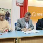 14.07.2021. Kielce. Przekazanie dofinansowania z Rządowego Programu Wieloletniego "Senior+". Na zdjęciu (od lewej): Beata Gardynik - skarbnik gminy Bodzechów, Jerzy Murzyn - wójt gminy Bodzechów, Zbigniew Koniusz - wojewoda świętokrzyski / Wiktor Taszłow / Radio Kielce