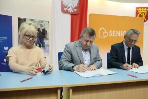 14.07.2021. Kielce. Przekazanie dofinansowania z Rządowego Programu Wieloletniego "Senior+". Na zdjęciu (od lewej): Beata Gardynik - skarbnik gminy Bodzechów, Jerzy Murzyn - wójt gminy Bodzechów, Zbigniew Koniusz - wojewoda świętokrzyski / Wiktor Taszłow / Radio Kielce