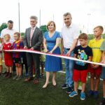 24.07.2021. Mójcza. Otwarcie boiska do piłki nożnej. Na zdjęciu (od lewej): Dariusz Sarek - sołtys Mójczy, Krzysztof Słoń - senator PiS, Anna Krupka - wiceminister sportu, Dariusz Meresiński - burmistrz Daleszyc / Wiktor Taszłow / Radio Kielce