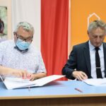 14.07.2021. Kielce. Przekazanie dofinansowania z Rządowego Programu Wieloletniego "Senior+". Na zdjęciu (od lewej): Jarosław Nowak - skarbnik gminy Ćmielów, Zbigniew Koniusz - wojewoda świętokrzyski / Wiktor Taszłow / Radio Kielce