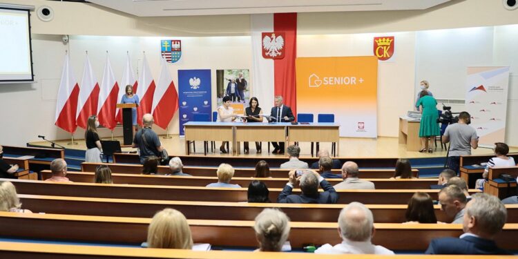 14.07.2021. Kielce. Przekazanie dofinansowania z Rządowego Programu Wieloletniego "Senior+" / Wiktor Taszłow / Radio Kielce