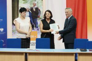 14.07.2021. Kielce. Przekazanie dofinansowania z Rządowego Programu Wieloletniego "Senior+". Na zdjęciu (od lewej): Anna Nowak - skarbnik miasta i gminy Działoszyce, Katarzyna Bochniak - zastępca burmistrza miasta i gminy Działoszyce, Zbigniew Koniusz - wojewoda świętokrzyski / Wiktor Taszłow / Radio Kielce