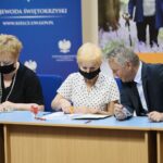 14.07.2021. Kielce. Przekazanie dofinansowania z Rządowego Programu Wieloletniego "Senior+". Na zdjęciu (od lewej): Bożena Ciepluch - skarbnik miasta Jędrzejów, Renata Kiwiorska - sekretarz gminy Jędrzejów, Zbigniew Koniusz - wojewoda świętokrzyski / Wiktor Taszłow / Radio Kielce