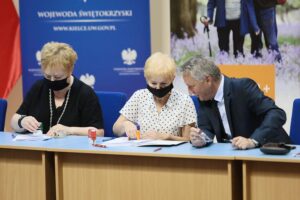 14.07.2021. Kielce. Przekazanie dofinansowania z Rządowego Programu Wieloletniego "Senior+". Na zdjęciu (od lewej): Bożena Ciepluch - skarbnik miasta Jędrzejów, Renata Kiwiorska - sekretarz gminy Jędrzejów, Zbigniew Koniusz - wojewoda świętokrzyski / Wiktor Taszłow / Radio Kielce