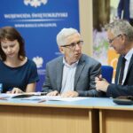 14.07.2021. Kielce. Przekazanie dofinansowania z Rządowego Programu Wieloletniego "Senior+". Na zdjęciu (od lewej): Agnieszka Gaik - skarbnik miasta i gminy Kazimierza Wielka, Adam Bodzioch - burmistrz miasta i gminy Kazimierza Wielka, Zbigniew Koniusz - wojewoda świętokrzyski / Wiktor Taszłow / Radio Kielce