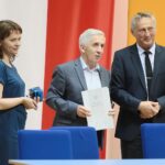 14.07.2021. Kielce. Przekazanie dofinansowania z Rządowego Programu Wieloletniego "Senior+". Na zdjęciu (od lewej): Agnieszka Gaik - skarbnik miasta i gminy Kazimierza Wielka, Adam Bodzioch - burmistrz miasta i gminy Kazimierza Wielka, Zbigniew Koniusz - wojewoda świętokrzyski / Wiktor Taszłow / Radio Kielce