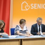 14.07.2021. Kielce. Przekazanie dofinansowania z Rządowego Programu Wieloletniego "Senior+". Na zdjęciu (od lewej): Iwona Kumor - kierownik działu finansowo-księgowego MOPR, Magdalena Gościniewicz - dyrektor Miejskiego Ośrodka Pomocy Rodzinie w Kielcach, Zbigniew Koniusz - wojewoda świętokrzyski / Wiktor Taszłow / Radio Kielce