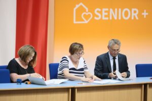 14.07.2021. Kielce. Przekazanie dofinansowania z Rządowego Programu Wieloletniego "Senior+". Na zdjęciu (od lewej): Iwona Kumor - kierownik działu finansowo-księgowego MOPR, Magdalena Gościniewicz - dyrektor Miejskiego Ośrodka Pomocy Rodzinie w Kielcach, Zbigniew Koniusz - wojewoda świętokrzyski / Wiktor Taszłow / Radio Kielce