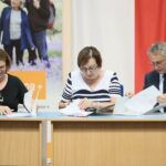 14.07.2021. Kielce. Przekazanie dofinansowania z Rządowego Programu Wieloletniego "Senior+". Na zdjęciu (od lewej): Iwona Kumor - kierownik działu finansowo-księgowego MOPR, Magdalena Gościniewicz - dyrektor Miejskiego Ośrodka Pomocy Rodzinie w Kielcach, Zbigniew Koniusz - wojewoda świętokrzyski / Wiktor Taszłow / Radio Kielce