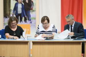 14.07.2021. Kielce. Przekazanie dofinansowania z Rządowego Programu Wieloletniego "Senior+". Na zdjęciu (od lewej): Iwona Kumor - kierownik działu finansowo-księgowego MOPR, Magdalena Gościniewicz - dyrektor Miejskiego Ośrodka Pomocy Rodzinie w Kielcach, Zbigniew Koniusz - wojewoda świętokrzyski / Wiktor Taszłow / Radio Kielce