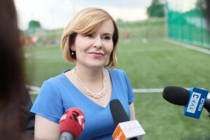 24.07.2021. Mójcza. Otwarcie boiska do piłki nożnej. Na zdjęciu: Anna Krupka - wiceminister sportu / Wiktor Taszłow / Radio Kielce