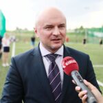 24.07.2021. Mójcza. Otwarcie boiska do piłki nożnej. Na zdjęciu: Rafał Nowak - wicewojewoda świętokrzyski / Wiktor Taszłow / Radio Kielce