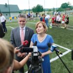 24.07.2021. Mójcza. Otwarcie boiska do piłki nożnej. Na zdjęciu: Anna Krupka - wiceminister sportu i Krzysztof Słoń - senator PiS / Wiktor Taszłow / Radio Kielce