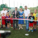 24.07.2021. Mójcza. Otwarcie boiska do piłki nożnej. Na zdjęciu (od lewej): Dariusz Sarek - sołtys Mójczy, Krzysztof Słoń - senator PiS, Anna Krupka - wiceminister sportu, Dariusz Meresiński - burmistrz Daleszyc / Wiktor Taszłow / Radio Kielce