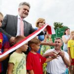 24.07.2021. Mójcza. Otwarcie boiska do piłki nożnej. Na zdjęciu (od lewej): Krzysztof Słoń - senator PiS i Anna Krupka - wiceminister sportu / Wiktor Taszłow / Radio Kielce