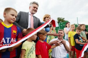 24.07.2021. Mójcza. Otwarcie boiska do piłki nożnej. Na zdjęciu (od lewej): Krzysztof Słoń - senator PiS i Anna Krupka - wiceminister sportu / Wiktor Taszłow / Radio Kielce